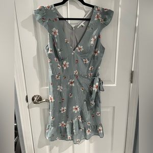 Collective Concepts – Floral Ruffle Wrap Dress
LIGHT BLUE / M